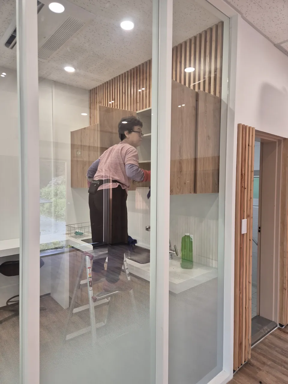 랙 통로 코팅 페이지 참고 기록 사진, 주방 카운터 주변 표면을 닦는 작업