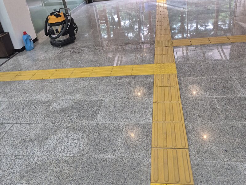 광택 마감된 복도 바닥면