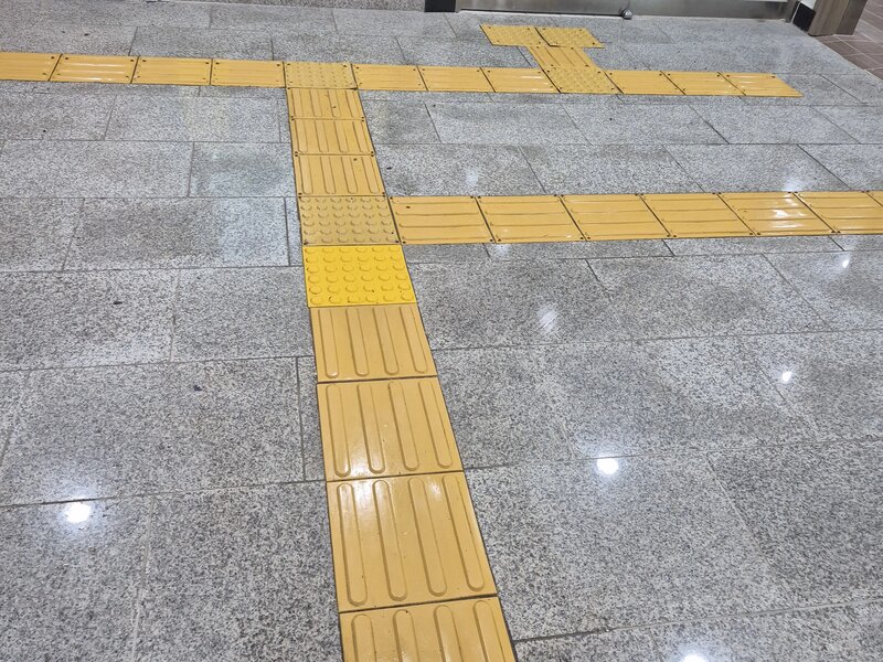 점자유도블록이 교차하는 바닥면 텍스처