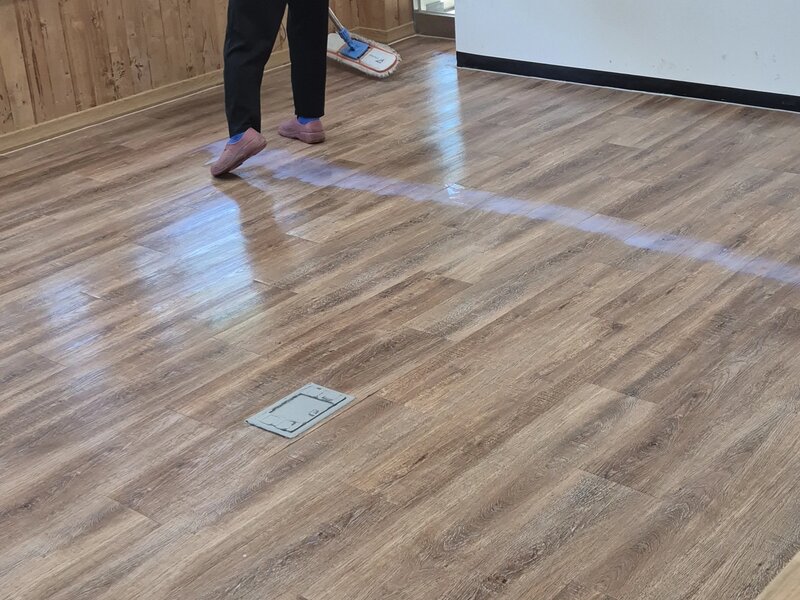 캐비닛이 늘어선 복도에서 작업하는 모습