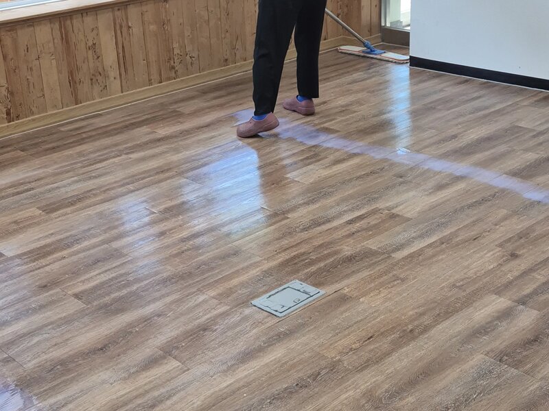 목재 마루 바닥을 마감 작업 중인 모습